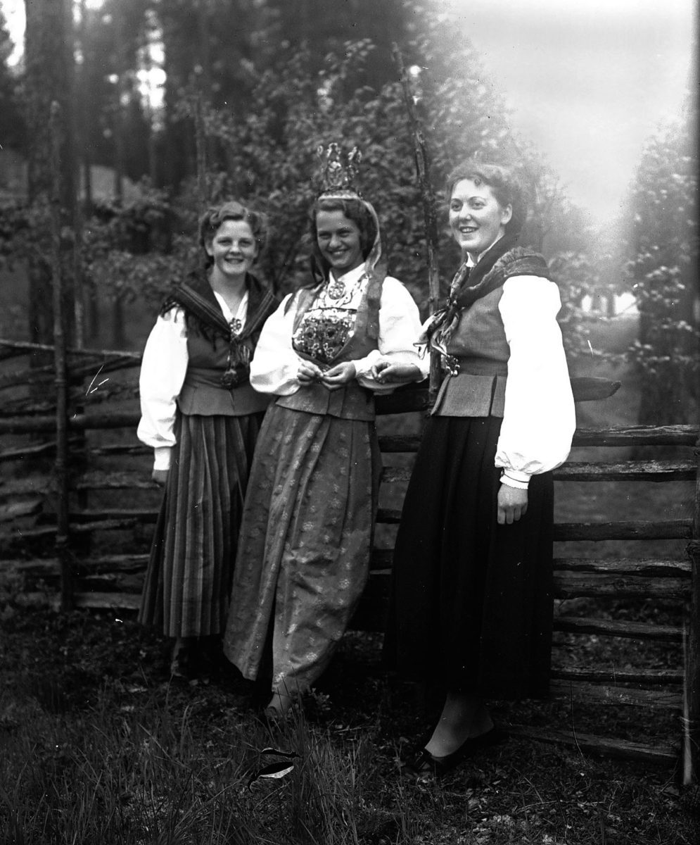 Tre kvinner i bunad