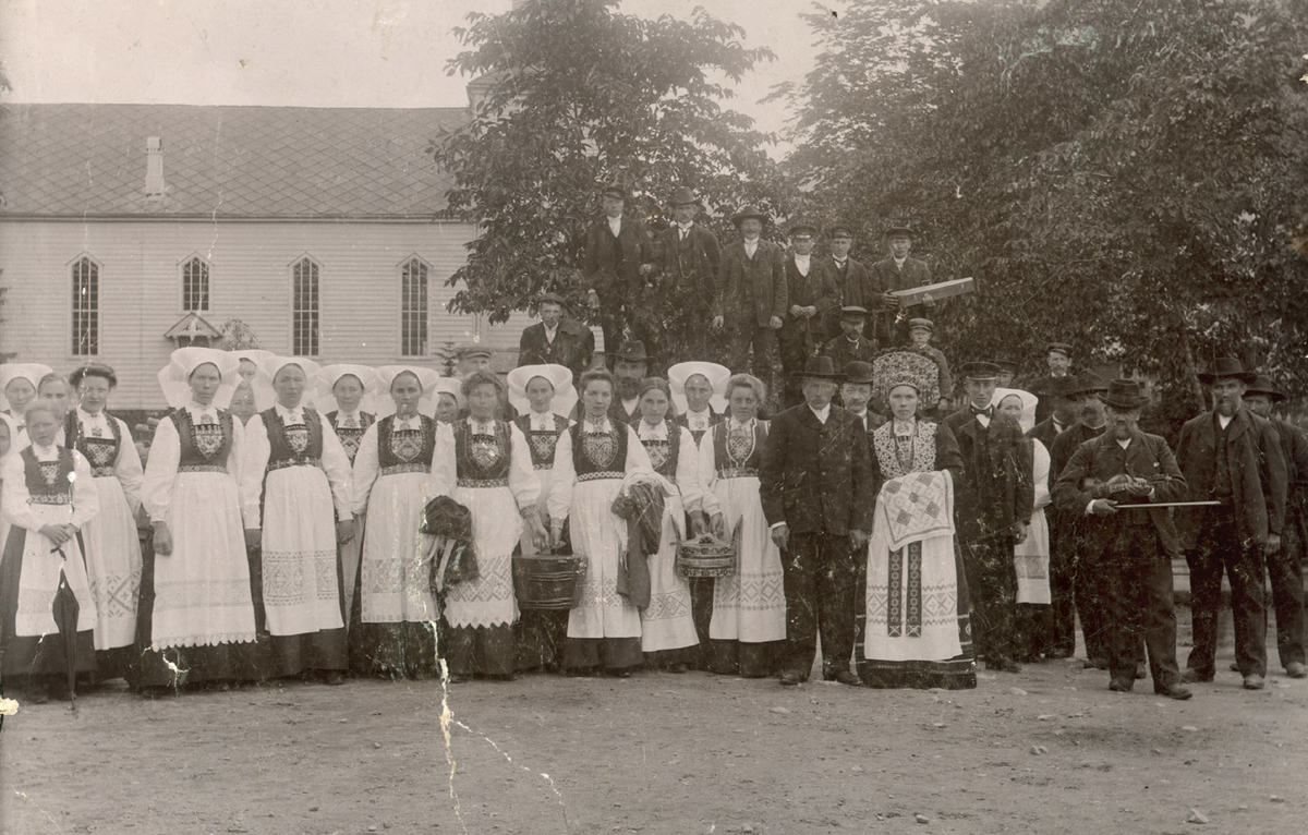 Krunebryllaup ved Odda kyrkje.