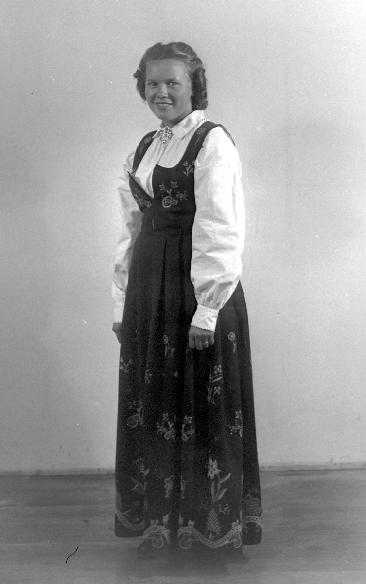 Kvinne i bunad
