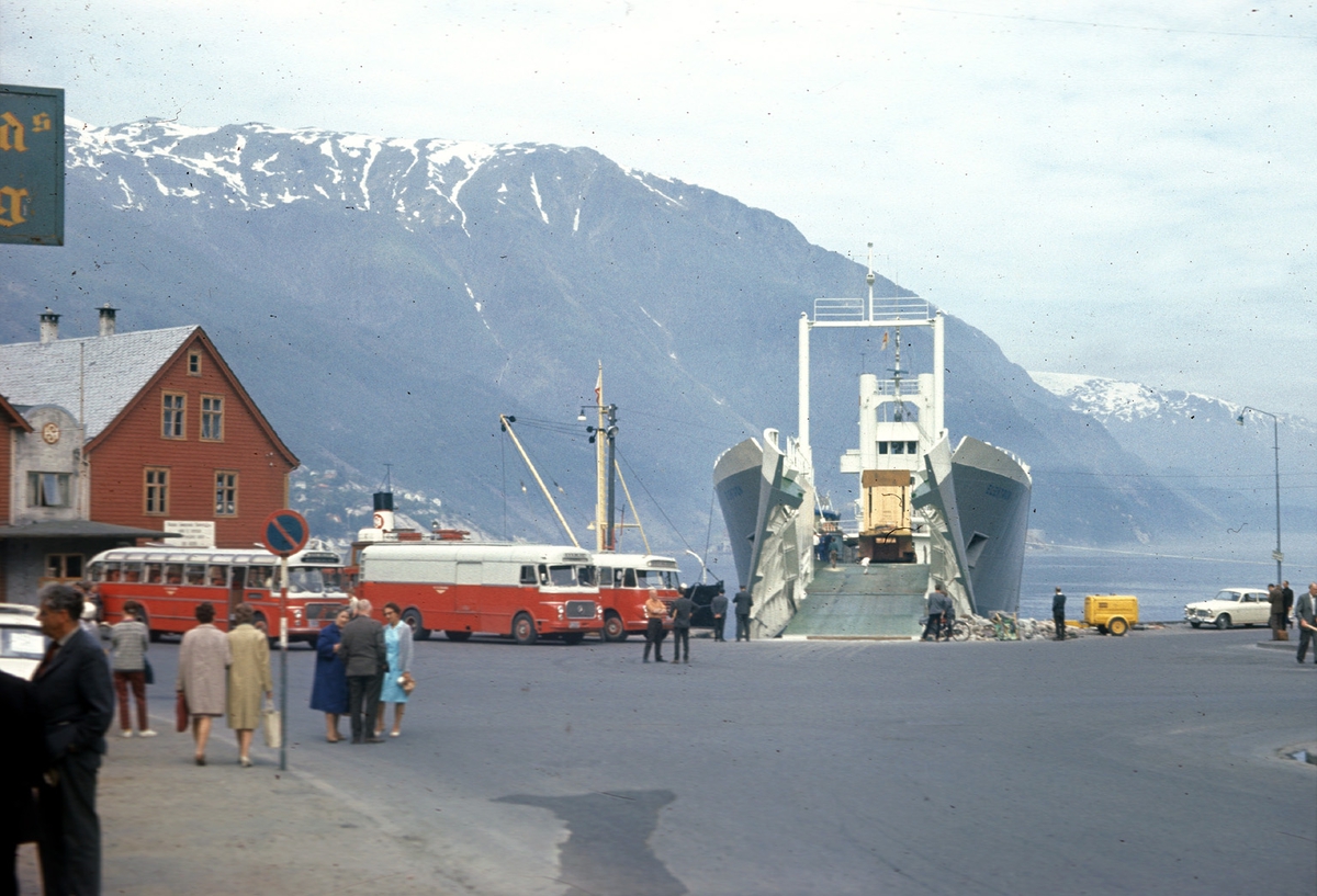 Transportskip legg til kai ved torget i Odda sentrum