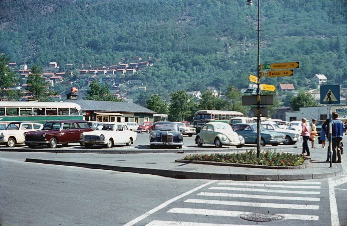 Rutebilstasjonen og pakkesentralen "Pølso" på Almerket.