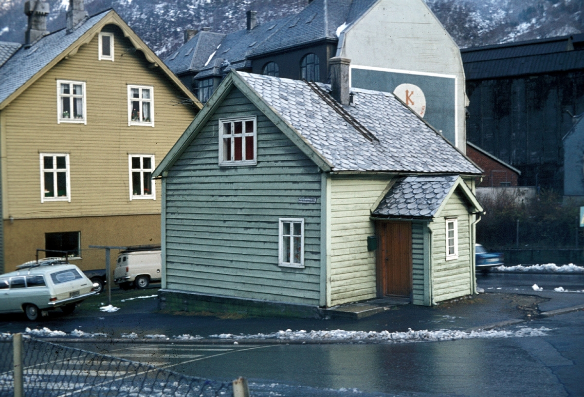 Bustadhus i "Skrevet" i Odda sentrum