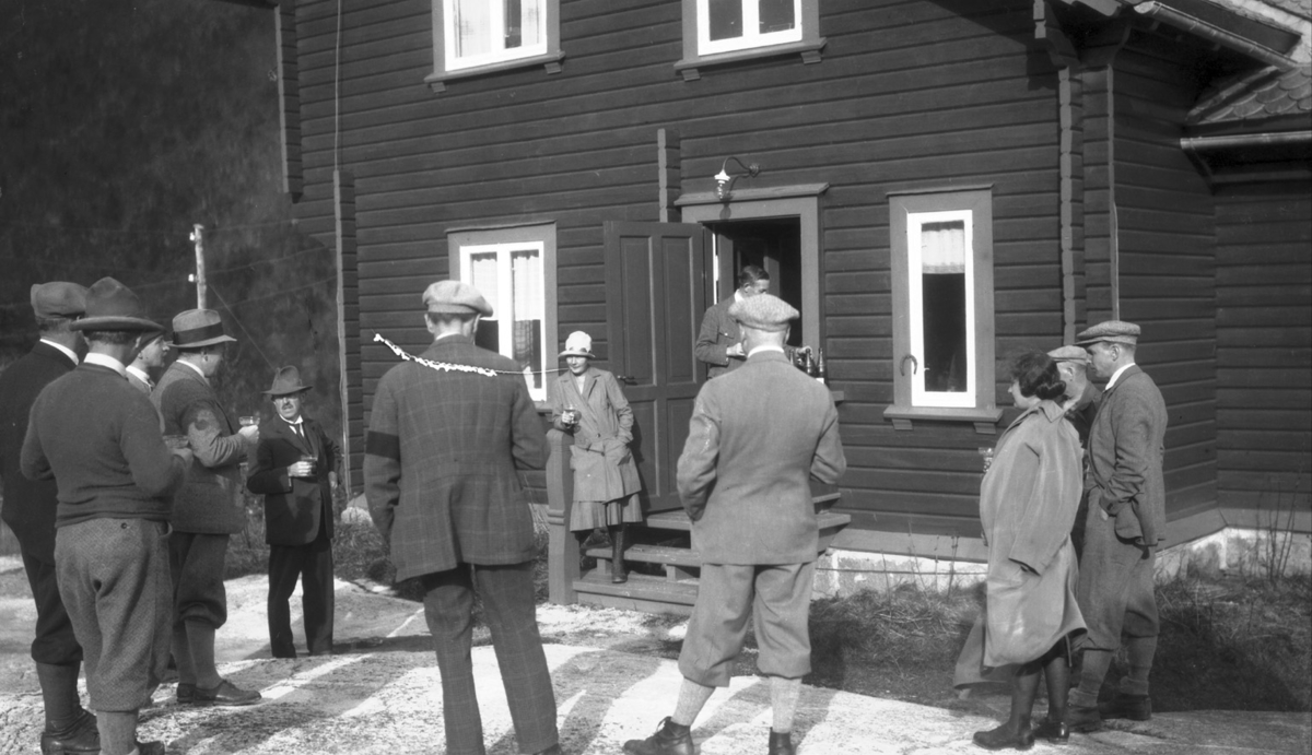 Personar utanfor Villaen i Skjeggedal.