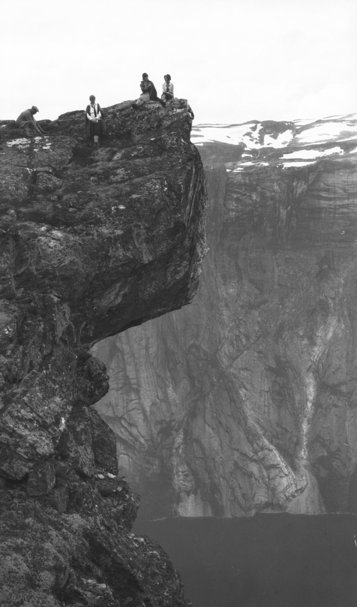 Folk på fjellformasjonen Preikestolen, 800 m over Ringedalsvann.