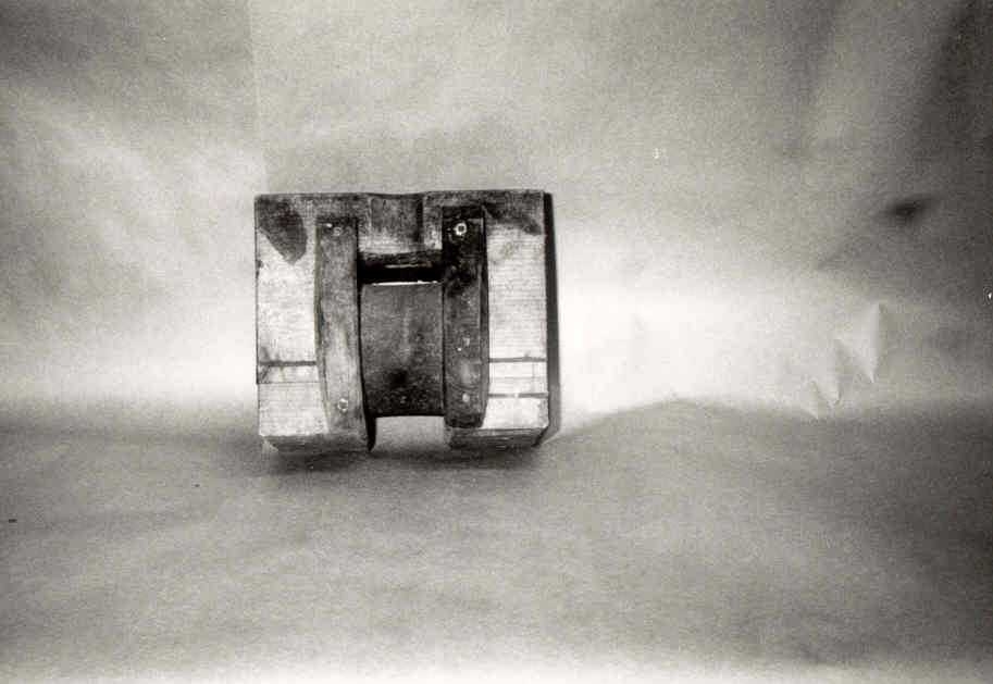 Et firkantet trestykke med et skår, ca 6 cm, der det er satt inn en trommel av bjørk. På hver side av skåret er det et par klosser som skal hindre snøret i å komme mellom trommelen og trestykket, vadbeinet er ubrukt