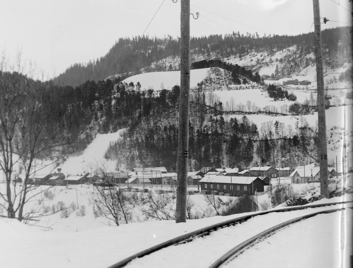 Parti av dalen ved Svorkmo stasjon. Stykke av jernbanelinjen i forgrunnen.