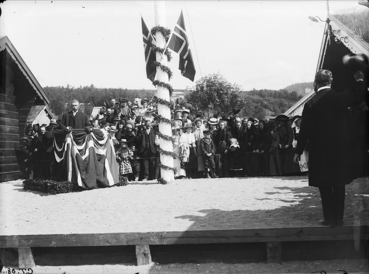 Ordfører Ole Hongslo holder tale på Svorkmo stasjon under Thamshavn-Svorkmobanens åpning.