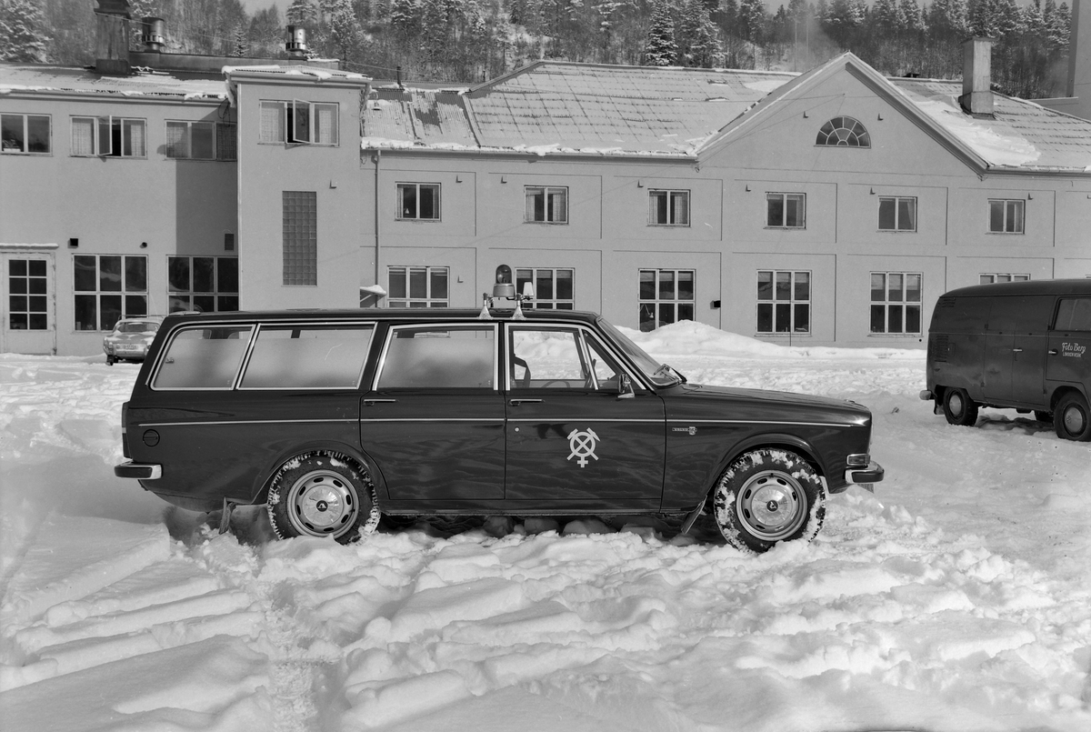 Volvo 145 sykebil med bergverksemblem, tilhørende Orkla.