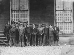 Ansatte utenfor mekanisk verksted på Løkken Verk.