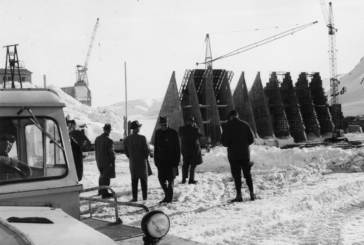 Odda smelteverk med engelske gjester på befaring ved Langevann. 