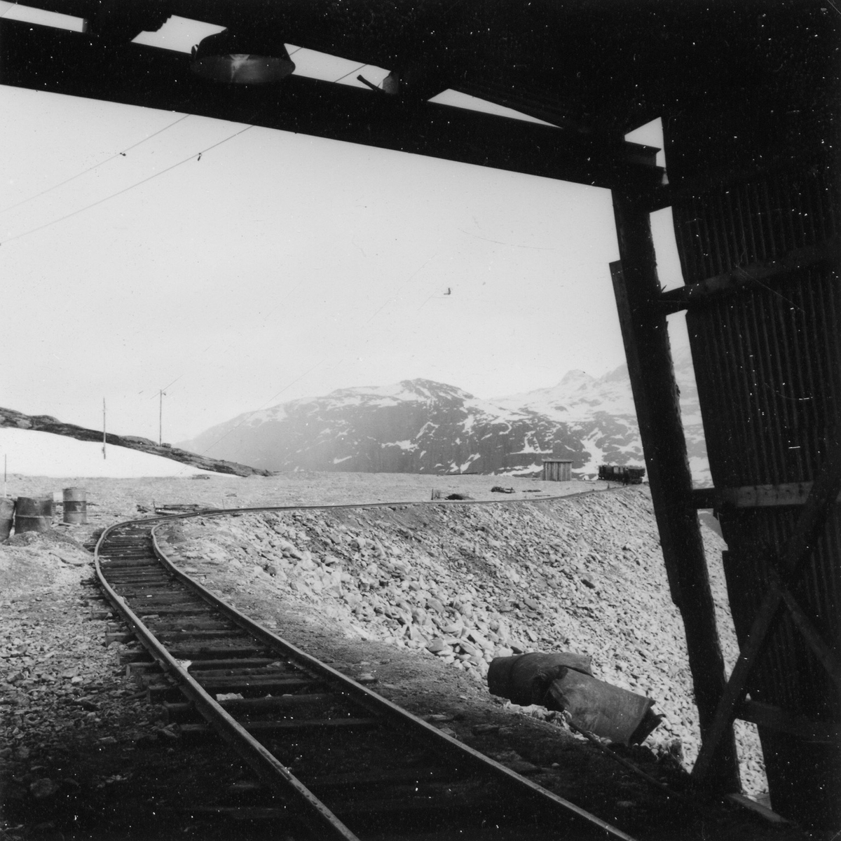 Skinnegang ved steintippen til fordelingsbassenget.