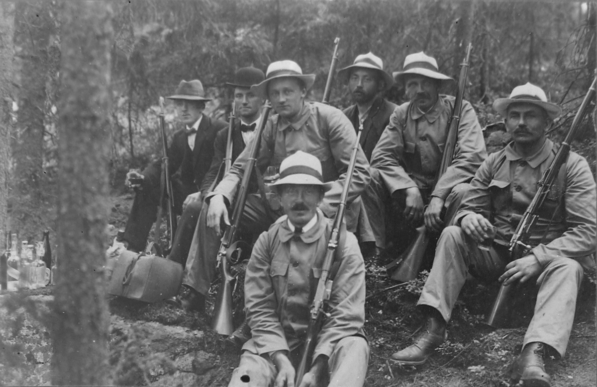 Portrett av mann + gruppebilde av skyttere