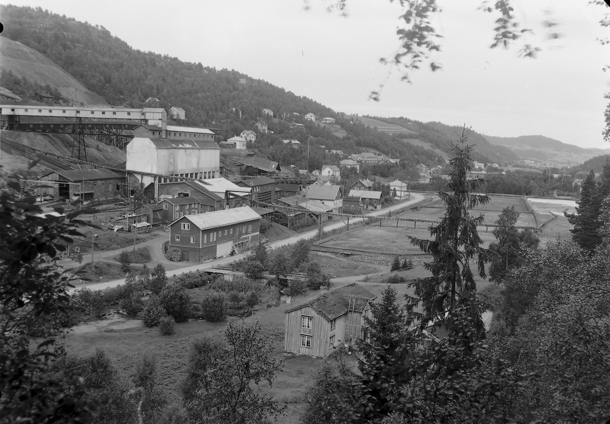 Løkken Verk 1939-62. Kissiloene og Slamdammen med sentrumsbebyggelsen i bakgrunnen.