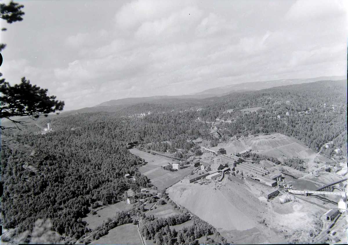 Produksjonsanlegget ved Løkkengruva, foruten arbeiderstrøkene Brakkan og Bjørnli (ca.1950-60).