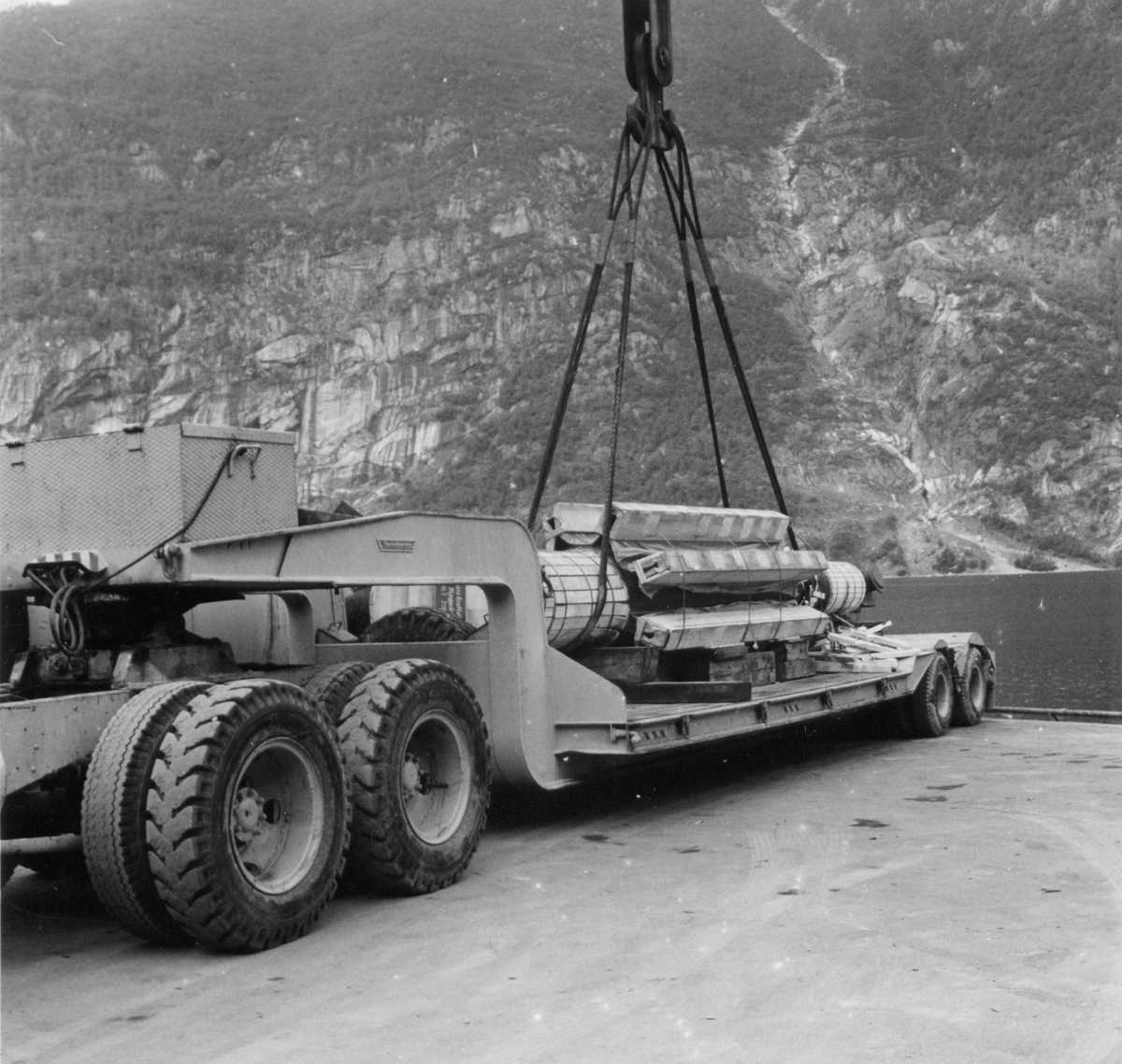 Aksel for generator I Tysso II kjem til Tyssedal, lasteplan, kran