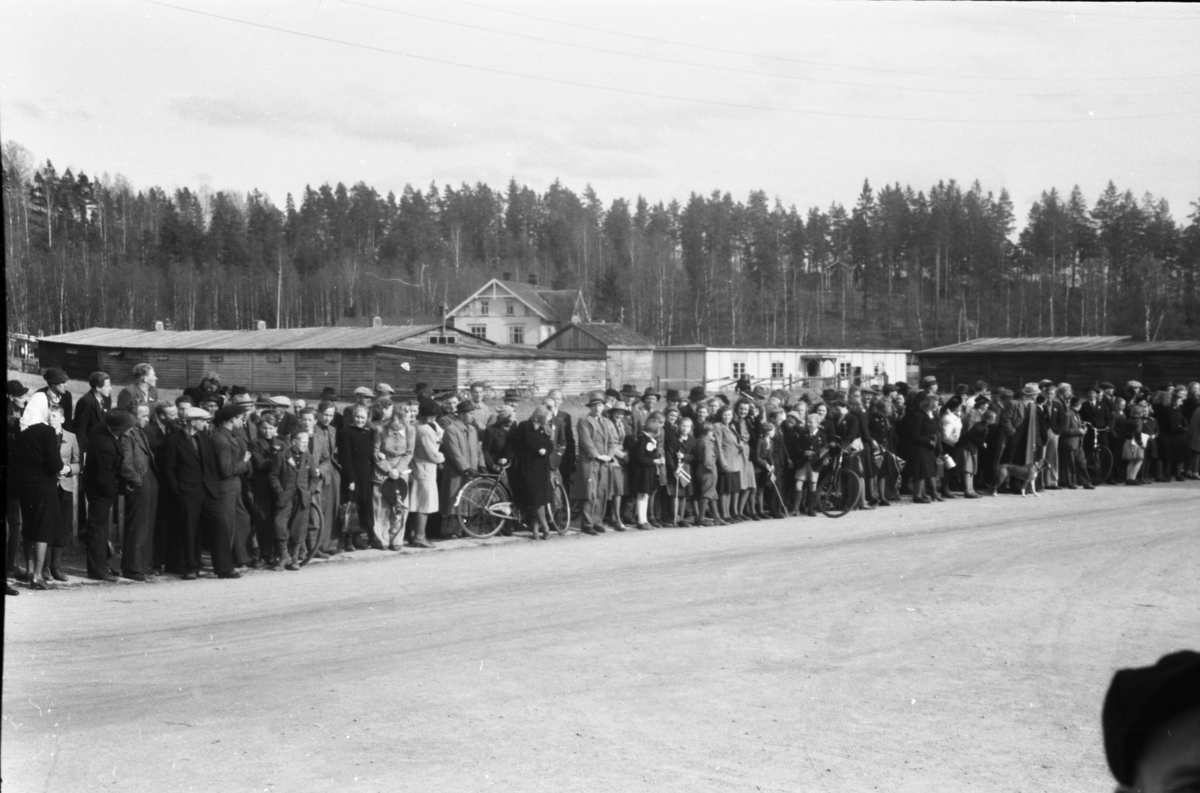 Folkemengde oppstilt langs Torggata