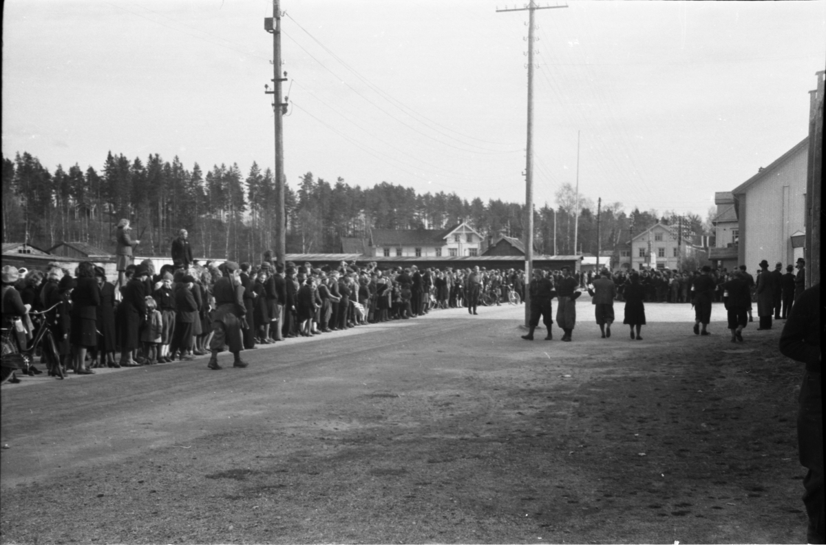 Folkemengde oppstilt langs Torggata