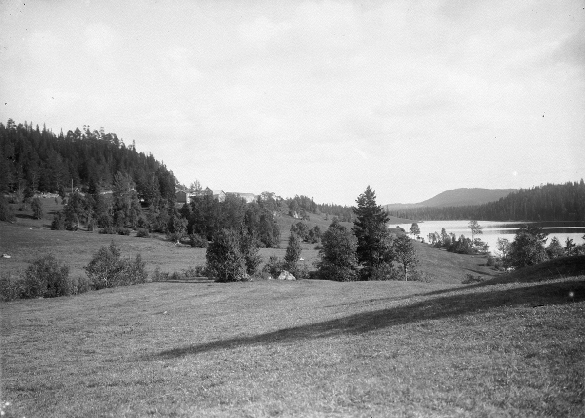 Storbuan gård og Storbuvatnet.