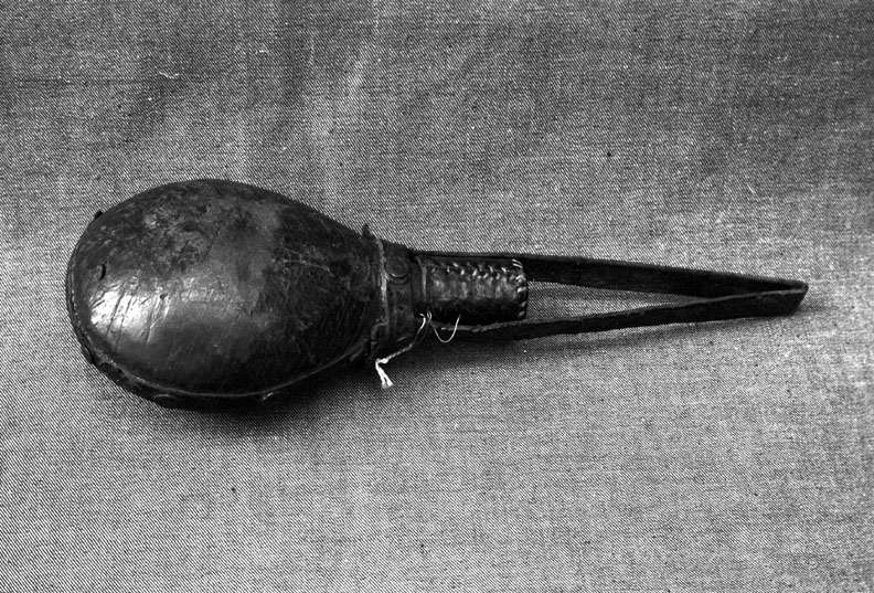 Kruttflaske med kork i lær.