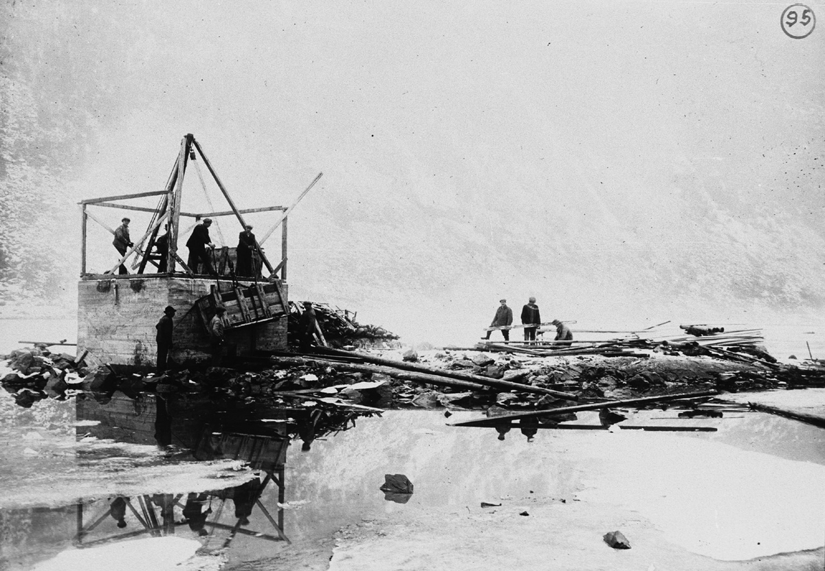 Transport av ferskvatnpumpe til pumpehus i Vågen på Zinken i 1926.