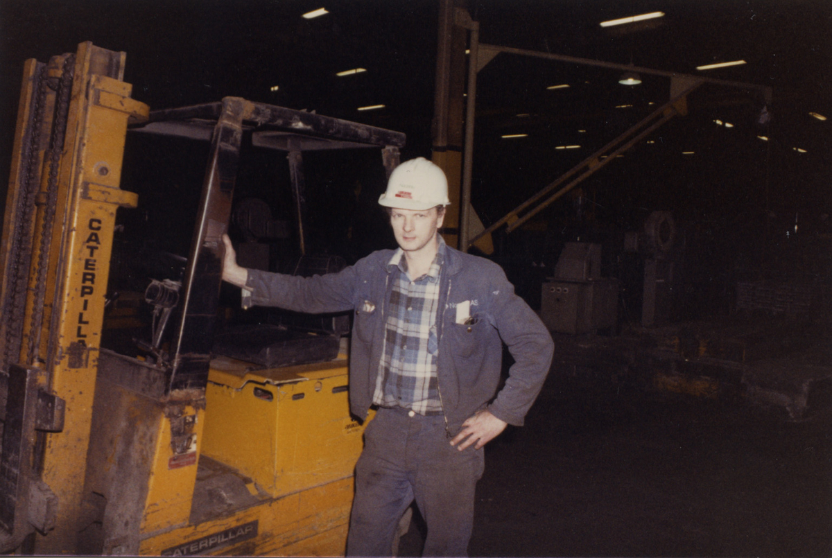 Industriarbeidar ved ein truck på Zinken i 1979.