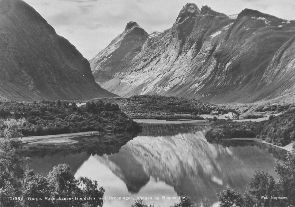 Isterdalen med utsikt mot Dronninga, Kongen og Bispen (kopi)