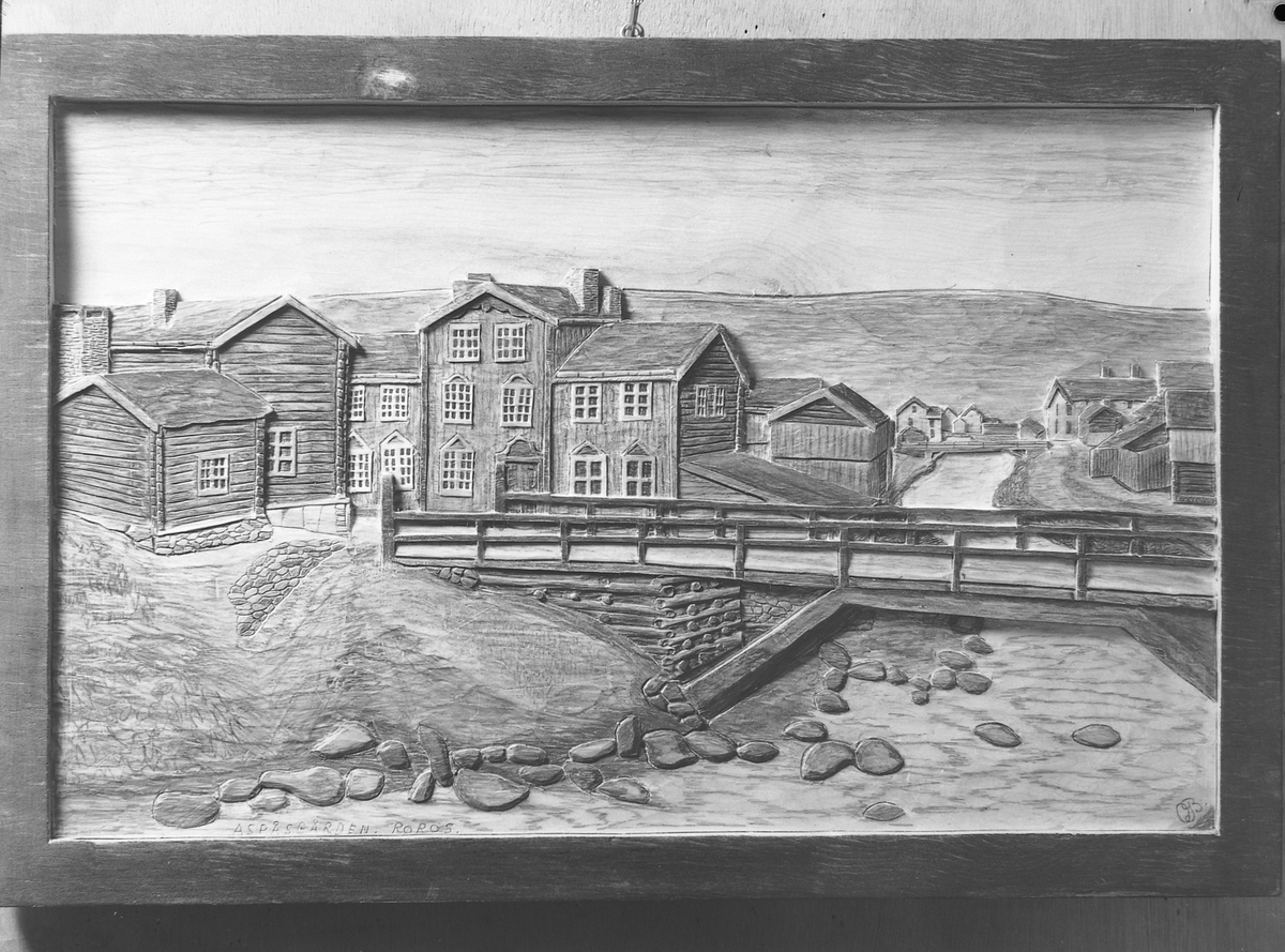 Trerelieff med Røros-motiver av Ole Bukkvoll
