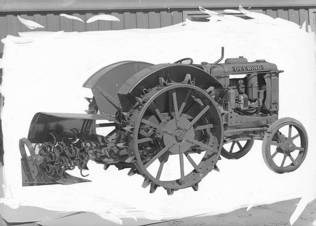 Deering traktor fra Edv. Bjørnrud maskinfabrik A/S