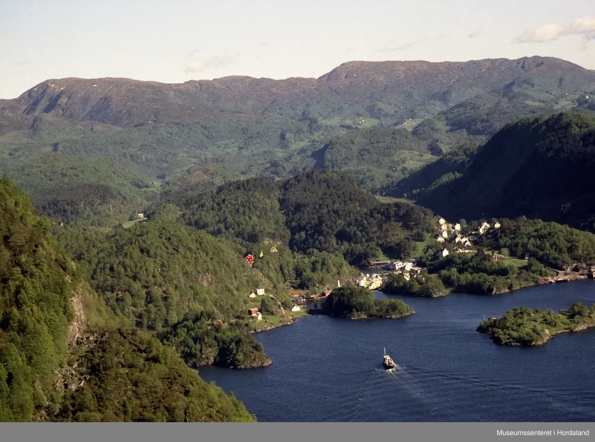 Lonevåg, båt på veg inn fjorden, skog