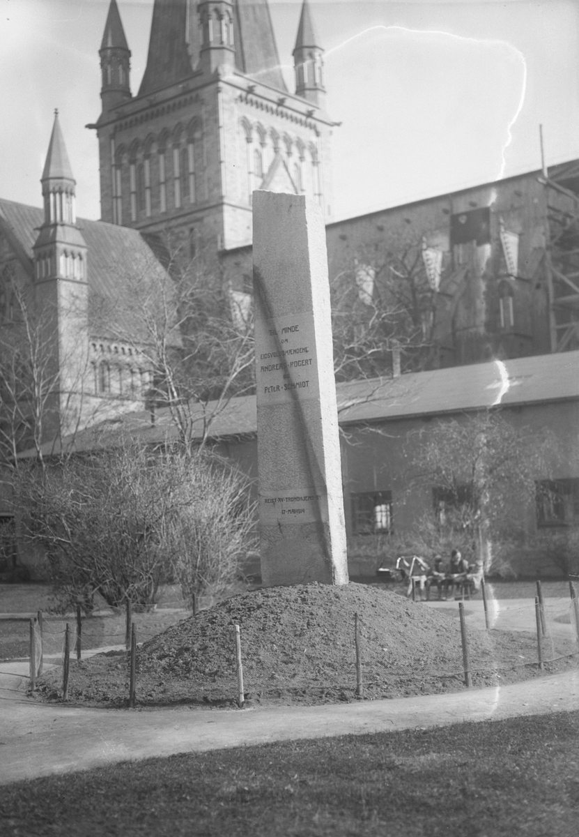 Bauta over Eidsvollsmennene Andreas Rogert og Peter Schmidt ved Nidarosdomen. Avduket 17. mai 1914