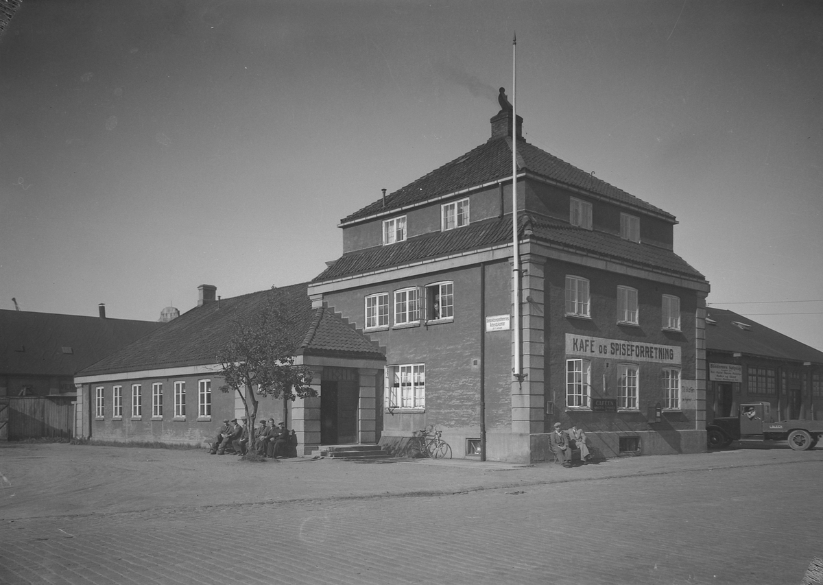 Havnekaféen med Dampskibsexpeditørernes Arbeidskontor i 2. etasje og lageret til Bøndernes Salgslag til høyre, ved lastebilen.