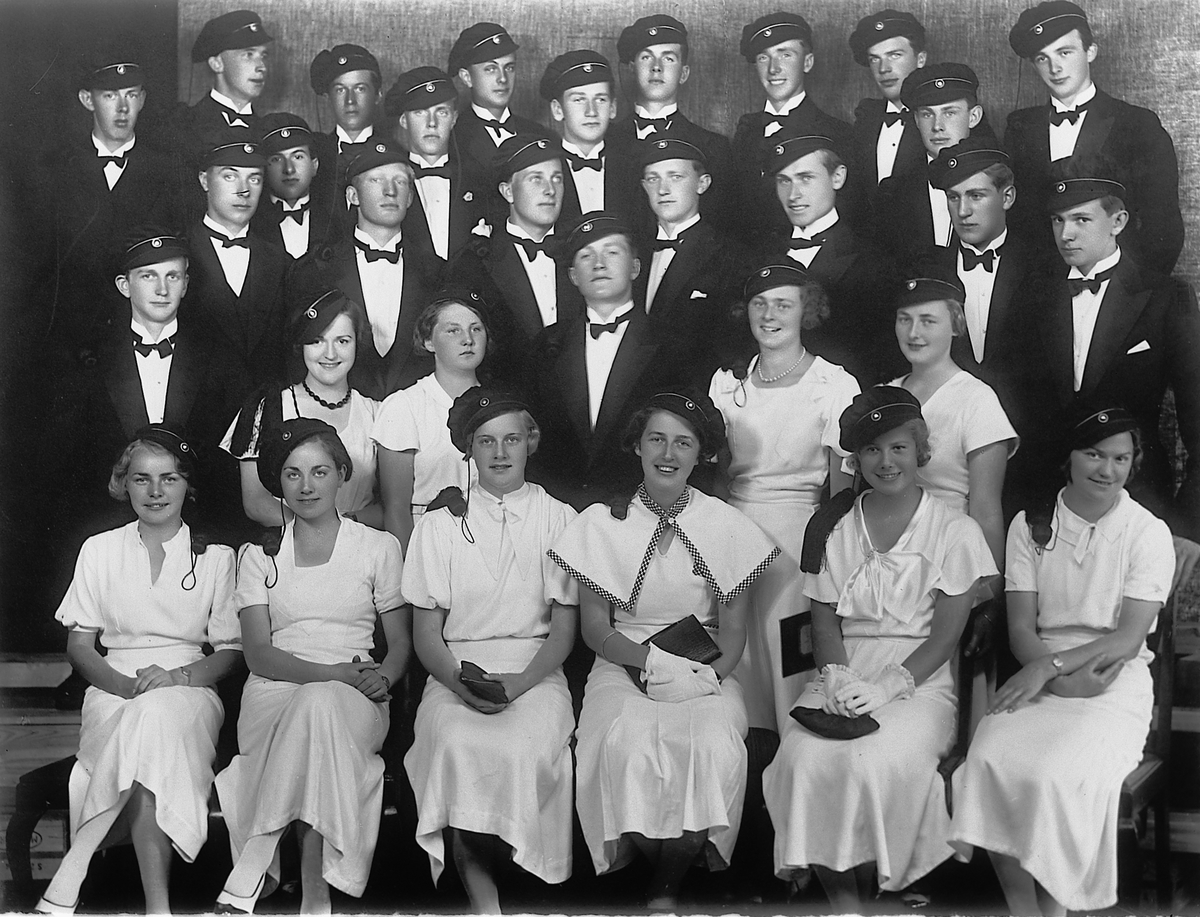 STUDENTER. GRUPPE. MED STUDENTLUER, HAMAR KATEDRALSKOLE. 