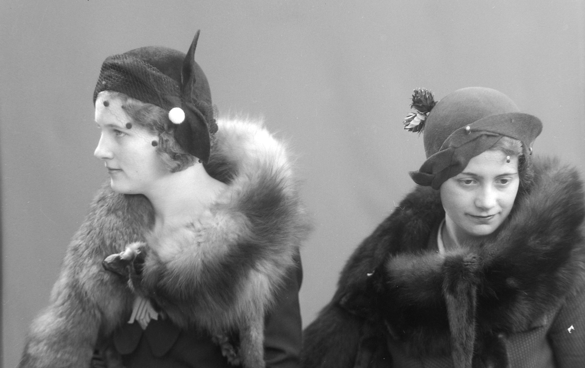 Damer med hatt og stola fotografert for Harald Hirsch moteforretning A/S
