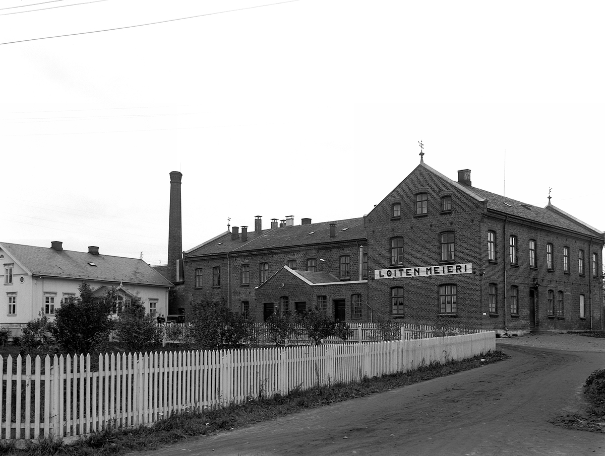 EKSTERIØR. LØTEN MEIERI. Med bestyrerbolig og hage. 1932. 