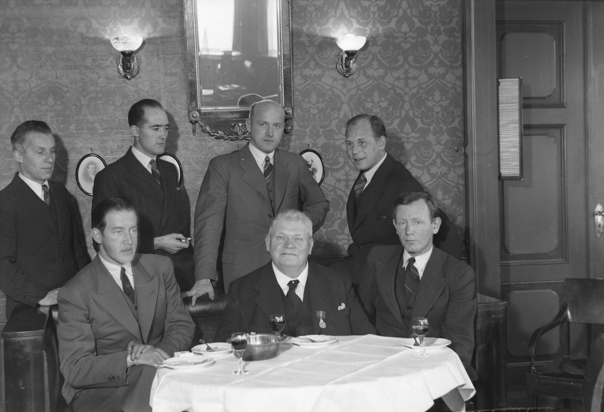 Fotograf Fredrik Hilfling-Rasmussen er tildelt en medalje