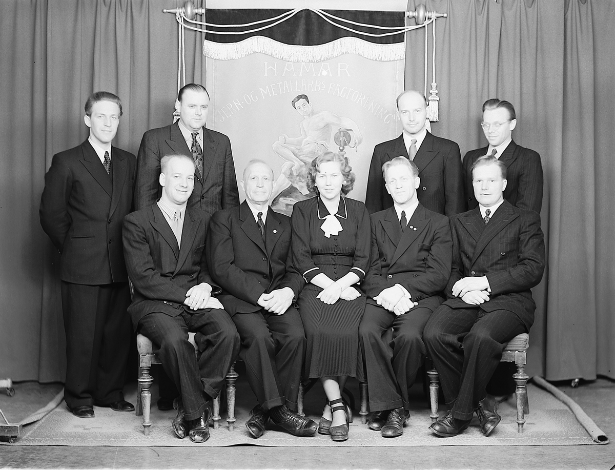 Hamar Jern- og Metallarbeiderforening, fagforening, fane malt av Arvid Røberg, gruppebilde styret i 1950, foran fra venstre: Gunnar Arnesen, Harald Antonsen Beck, Reidun Løbakk, Peder Helland og Bjarne Granberg, bak fra venstre: Petter Borchgrevink, Oskar Skattum, Kolbjørn Fjeldset og Odd Wold.