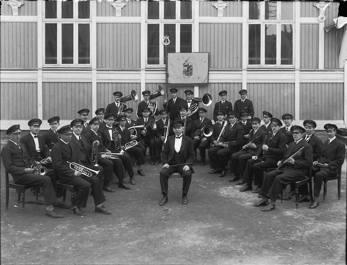 HAMAR MUSIKKFORENING med instrumenter. OPPSTILT GRUPPE MED FANE. 