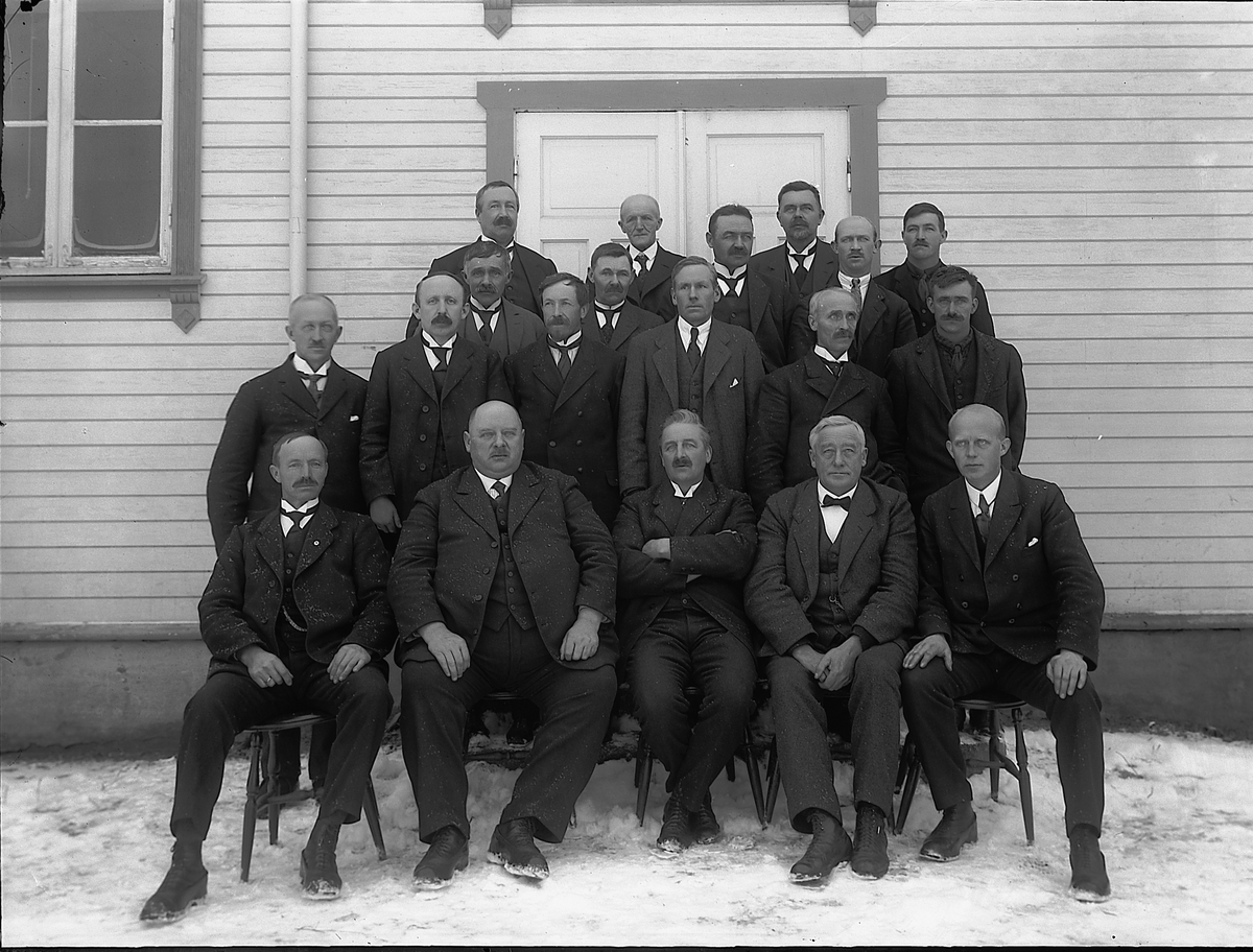 FURNES HERREDSTYRE. KOMMUNESTYRE. DET GAMLE I 1928. GRUPPE MENN. 
