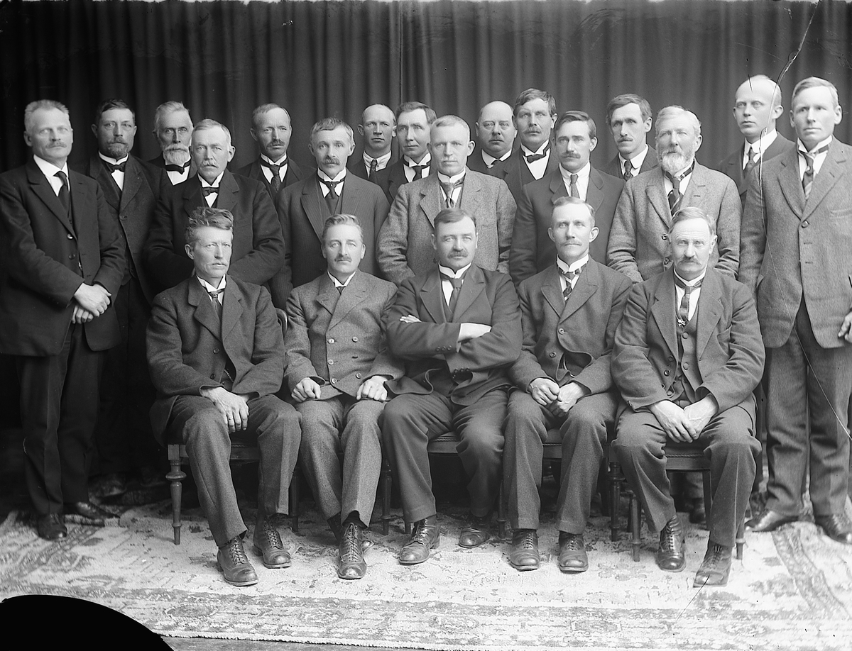 FURNES HERREDSTYRE. KOMMUNESTYRE. GRUPPE MENN. 