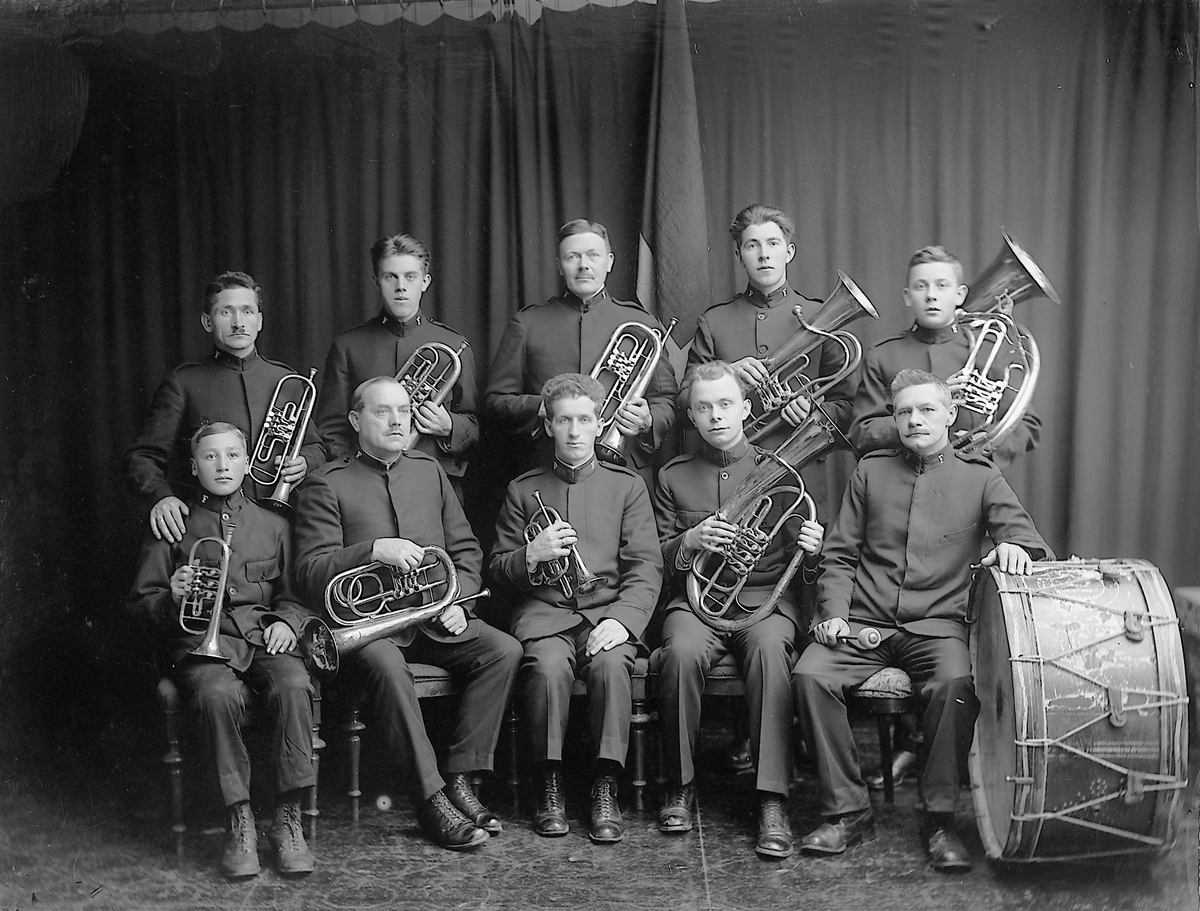 FRELSESARMEENS ORKESTER. GRUPPE 10 MED MUSIKKINSTRUMENTER. 