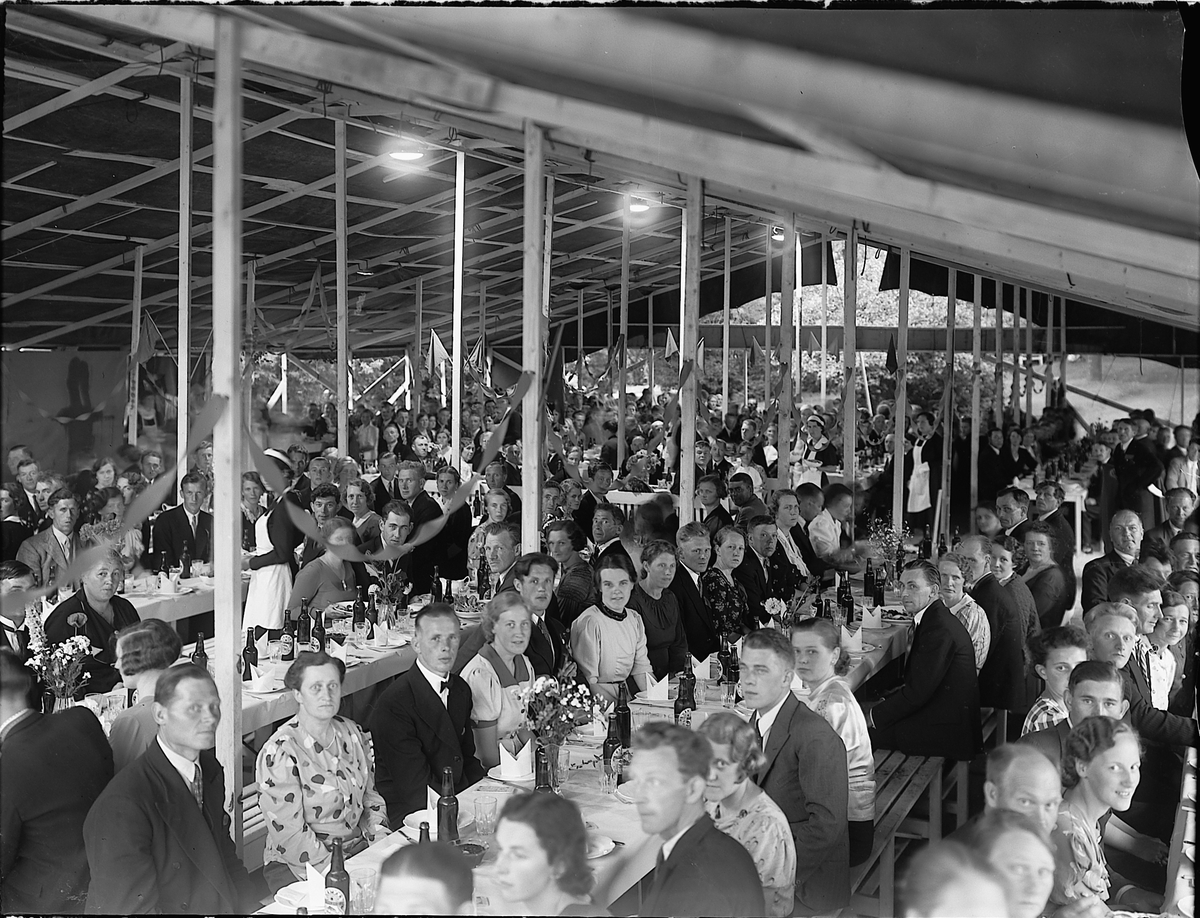 BYGNINGSARBEIDERNES FORENING I HAMAR OG OMEGN FEIRER 25-ÅRS JUBILEUM. JUBILEUMSFEST MED 400 DELTAGERE I HAMAR PARK. SOMMEREN 1937. F. V. NR. 7 MINDA KRISTIANSEN, 8 KRISTIAN KRISTIANSEN, 9. FRU DYBVIG, 10 HERR DYBVIG. 