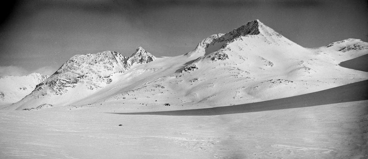 Skitur i Jotunheimen. Semelholstind og skyggen fra Kirken