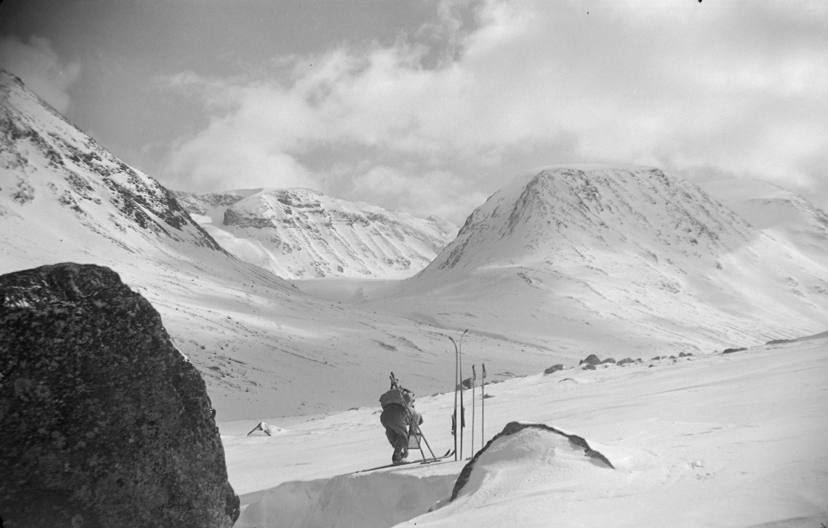 Skitur i Jotunheimen. Memurutindene, Heilstugubreen og Heilstuguhø