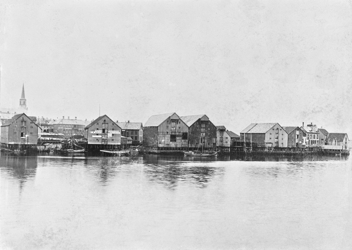 BODØ. 1897.  FISKEBODER SETT FRA SJØEN. 