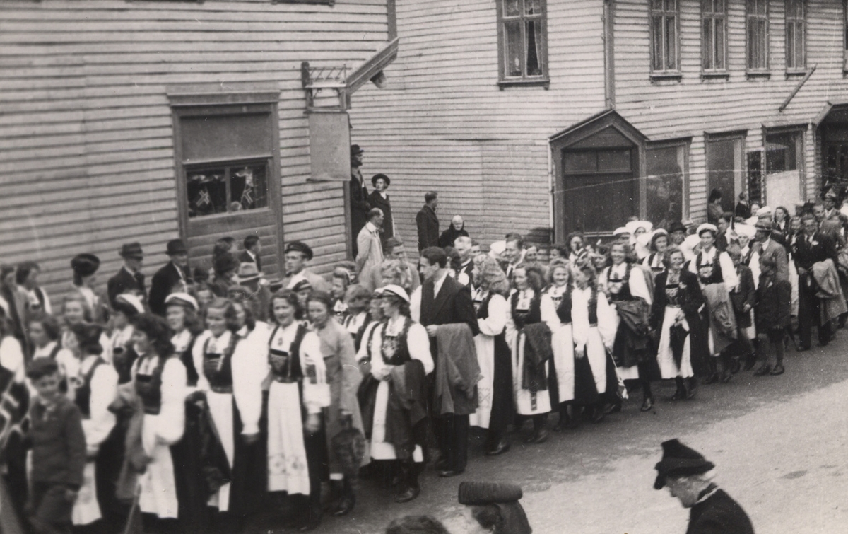 17.mai-tog gjennom Odda sentrum i 1945.