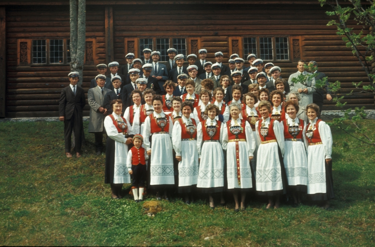 Odda Songlag foran Skare Kyrkje på 1960-talet.