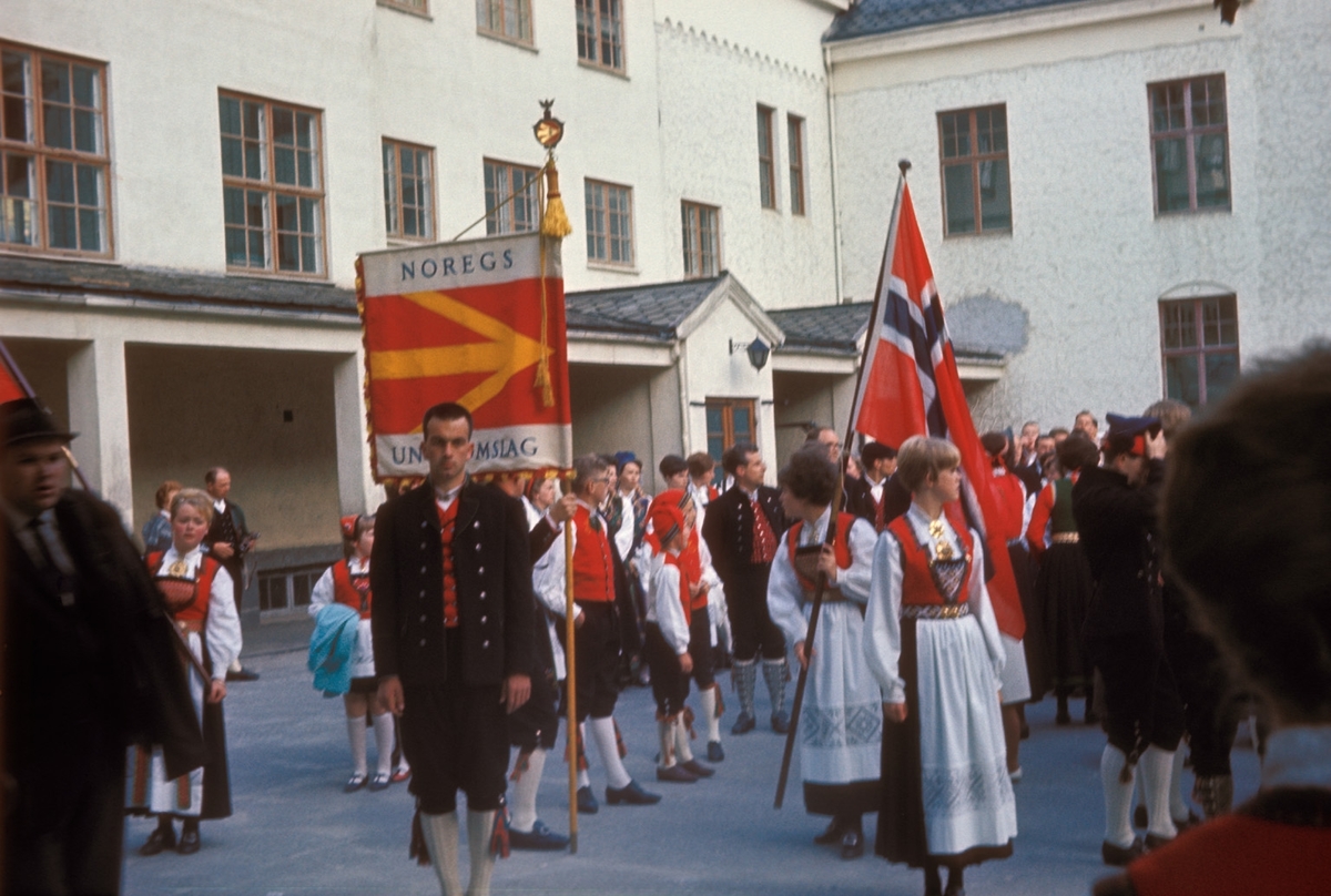 Oppstilling til bunadstog på skuleplassen ved Odda barnskole.