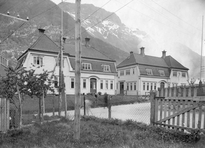 Portbygg og kontorer ved fabrikkane i Odda.