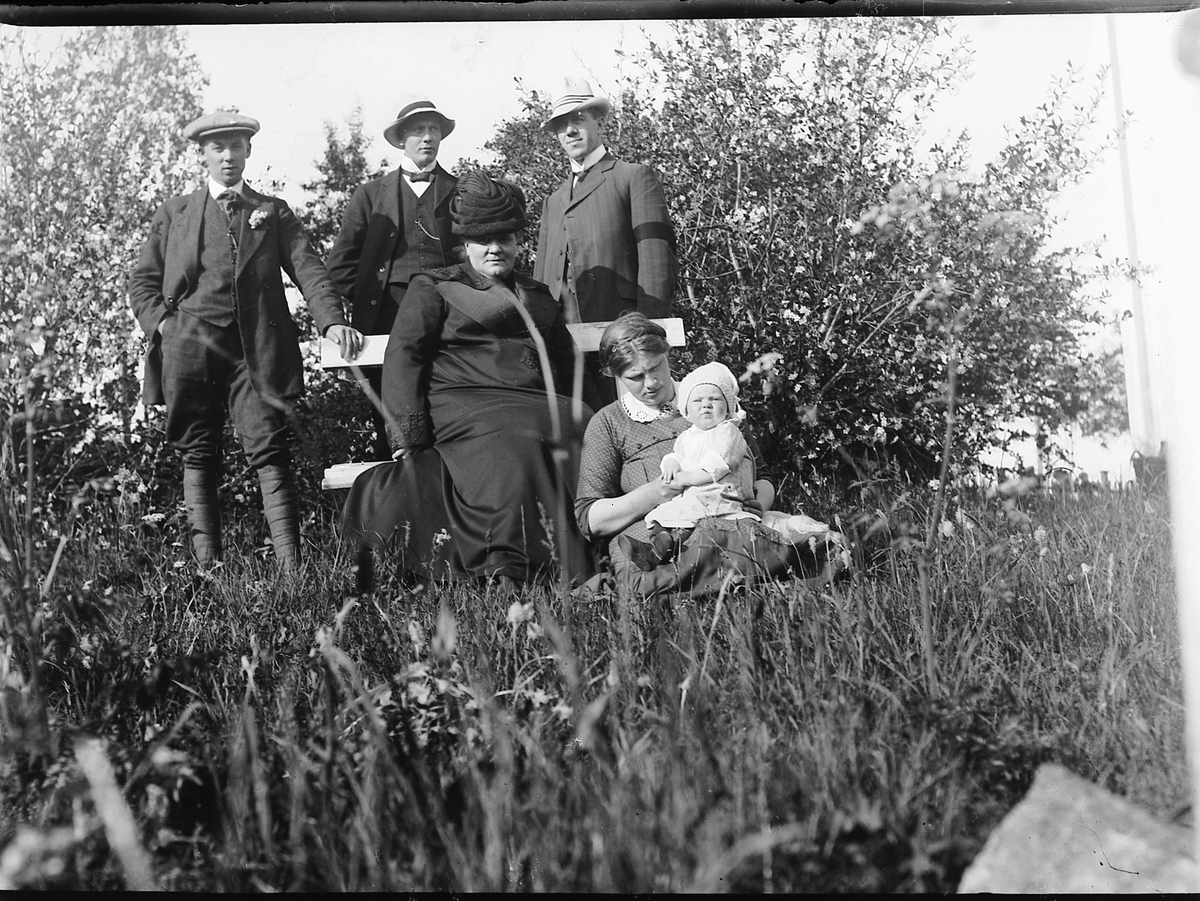 Ringsaker, Gunda Smestad født Simenstad (1854-1931) var gift med kjøpmann Andreas Smestad som døde i 1892, Gunda etablerte handel i Eriksrud i 1904, foto gruppe med sønner og svigerdatter, hun fikk sønnene Georg (1880-1959) som drev Tandem handel fra 1913, Einar (1884-1964) som giftet seg med Signe Sorgendal (1887- 1969) og drev butikken på Eriksrud fra 1913, de fikk datteren Gunvor Helene Smestad i 1912, og Harald (1889-1912)