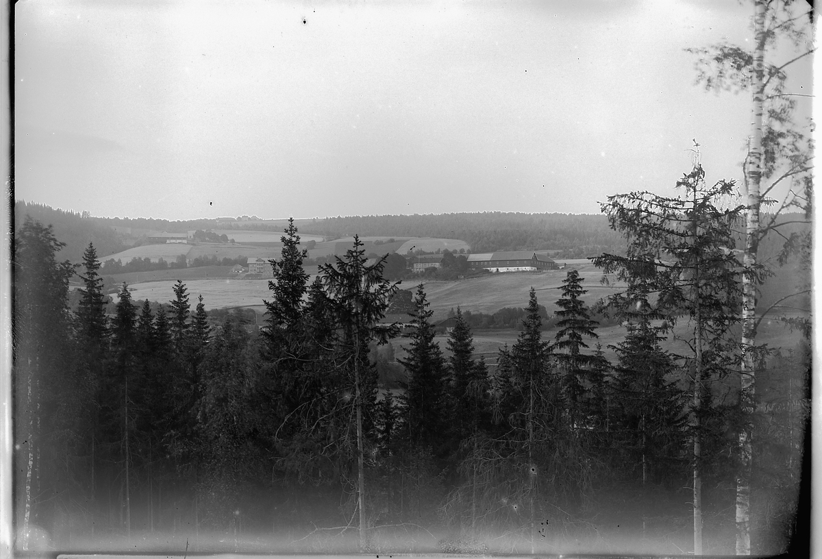 Ringsaker, Veldre, Løkendalen, Furu skole, ny barneskole tatt i bruk i 1911, Tokstad gård, Båberg gård opp til venstre,